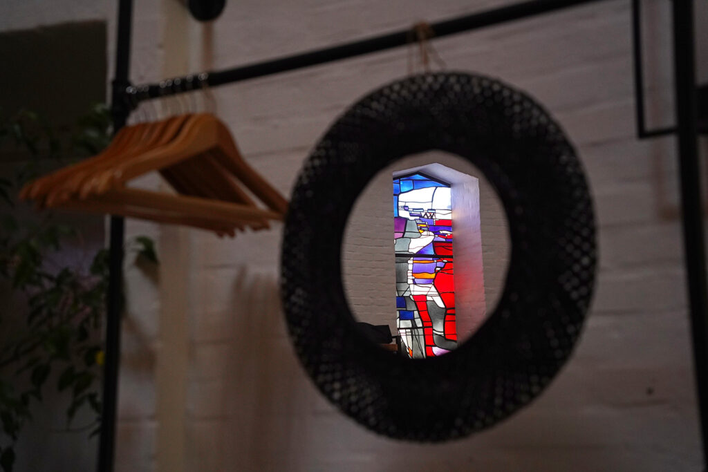 Kirchenfenster im Spiegel im Erfahrungsreich Kelheim