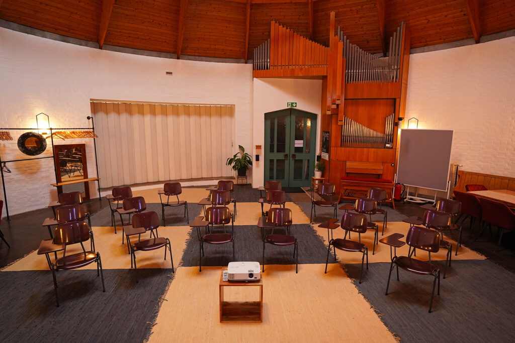 Seminarraum Kelheim mit Beamer und Stühlen für Präsentationen und Workshops