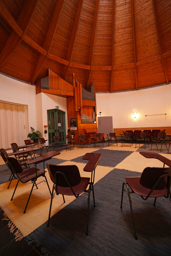 Seminarbestuhlung mit Klapptischen im Erfahrungsreich Kelheim