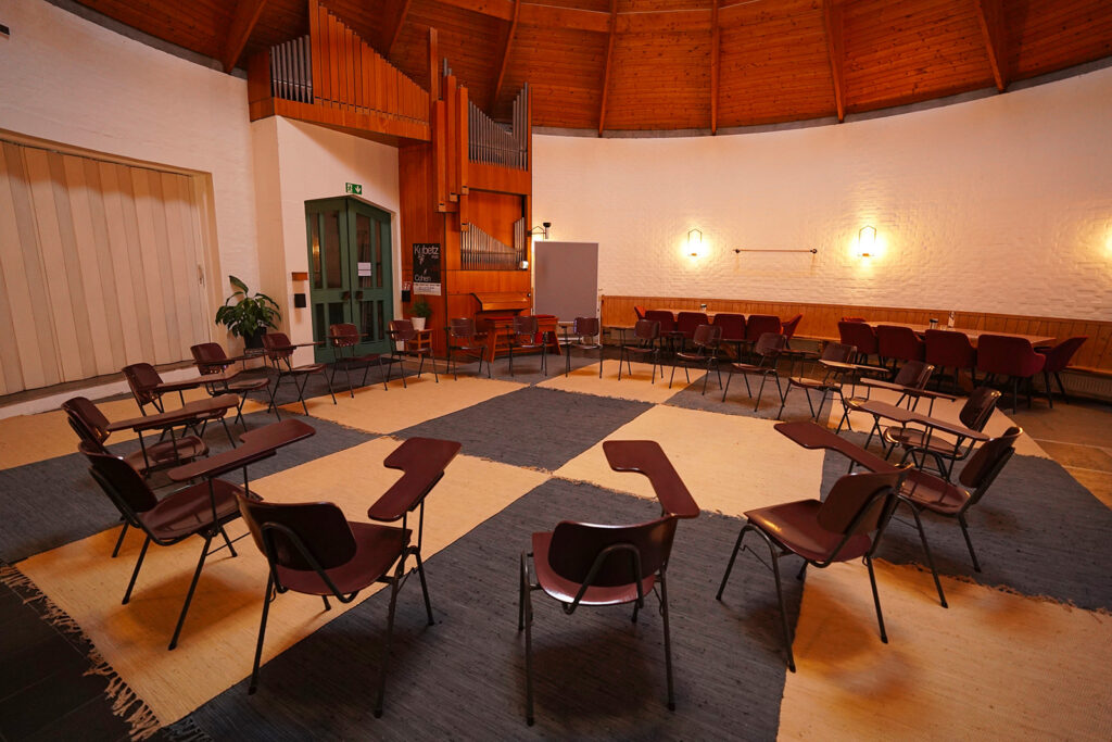 Seminarraum Kelheim mit Stühlen für Präsentationen und Workshops
