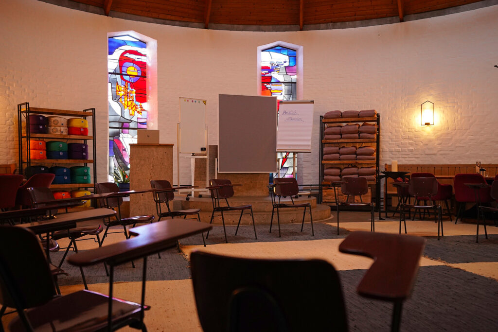 Workshopraum Kelheim mit Stühlen und integrierten Klapptischen
