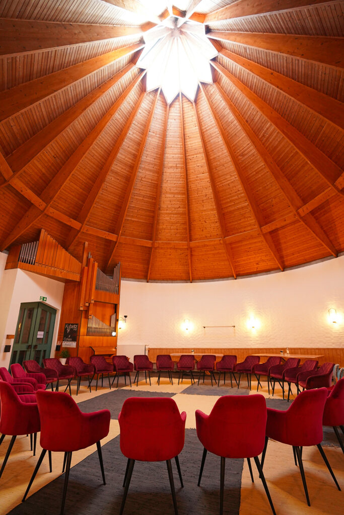 Atmosphäre im Seminarraum Erfahrungsreich Kelheim mit Stuhlkreis