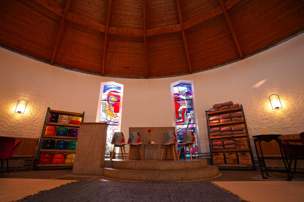Blick auf den Altar im Erfahrungsreich Kelheim