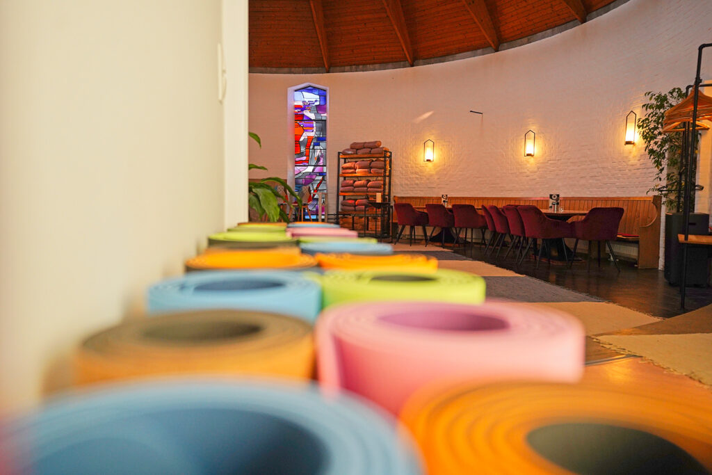 Yogamatten mit Blick auf Seminarraum im Erfahrungsreich Kelheim