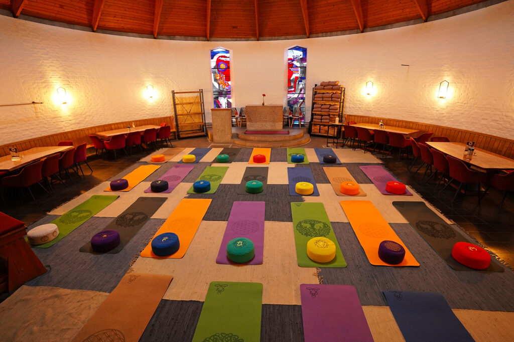 Yogamatten im Seminarraum Erfahrungsreich Kelheim