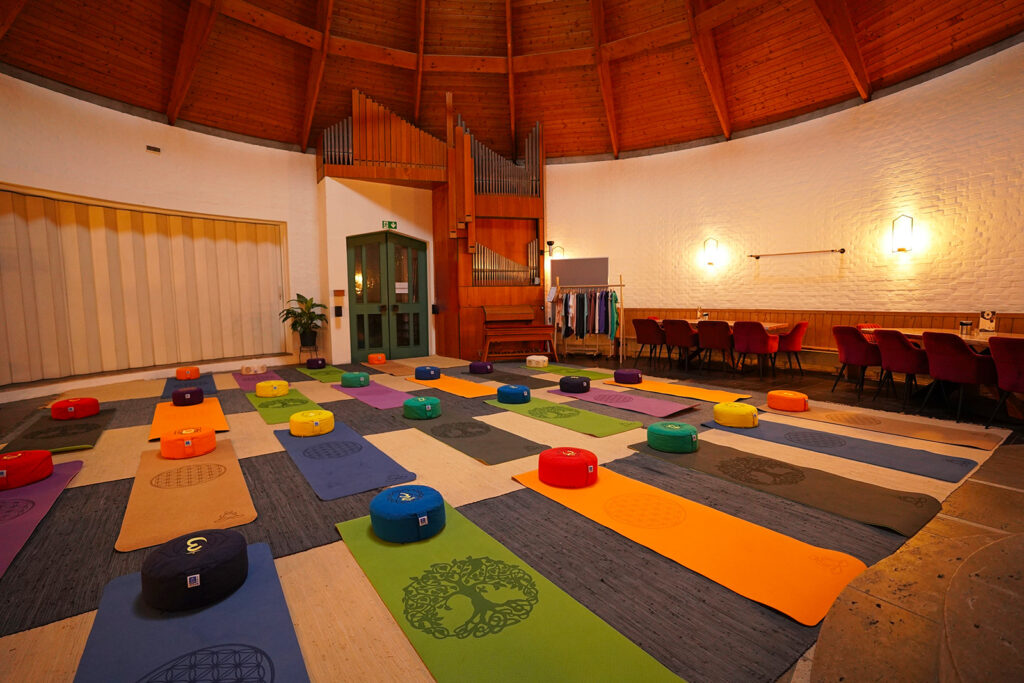 Yogamatten im Seminarraum Erfahrungsreich Kelheim