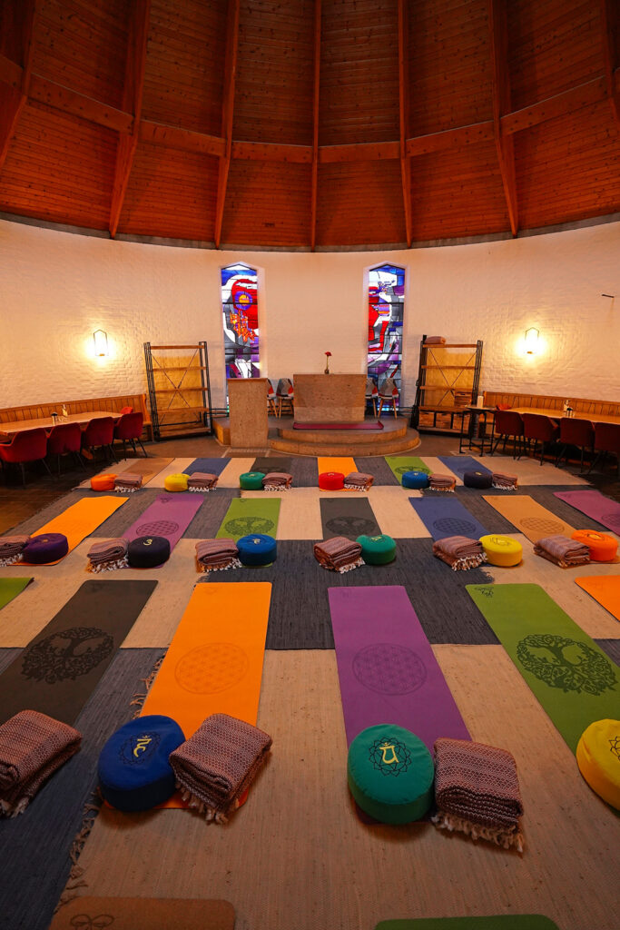 Yogamatten im Seminarraum Erfahrungsreich Kelheim