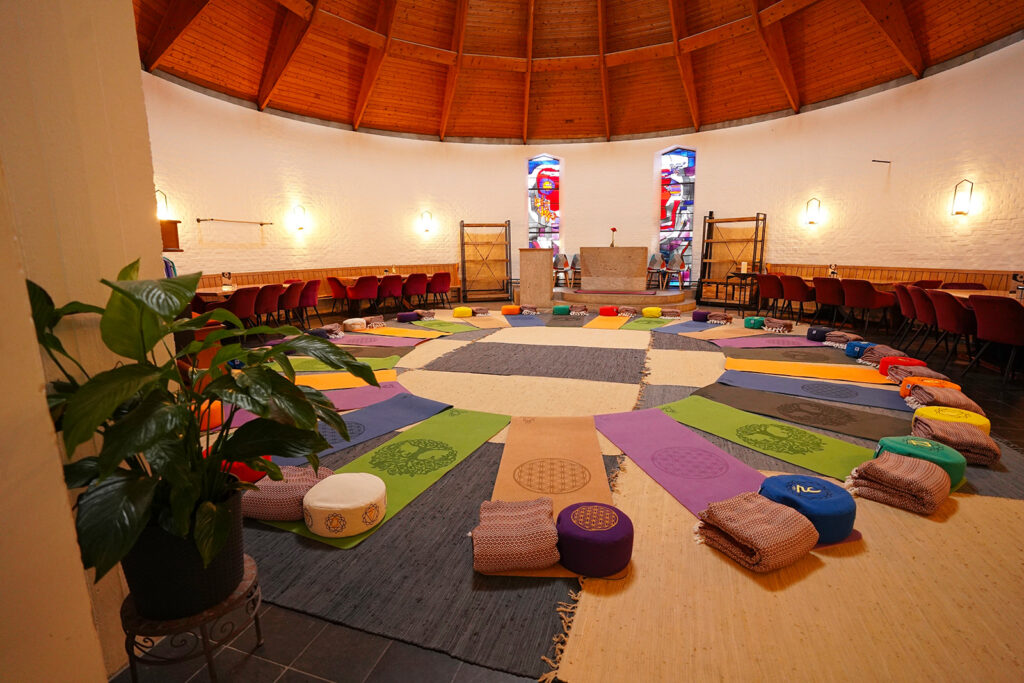 Yogamatten im Seminarraum Erfahrungsreich Kelheim