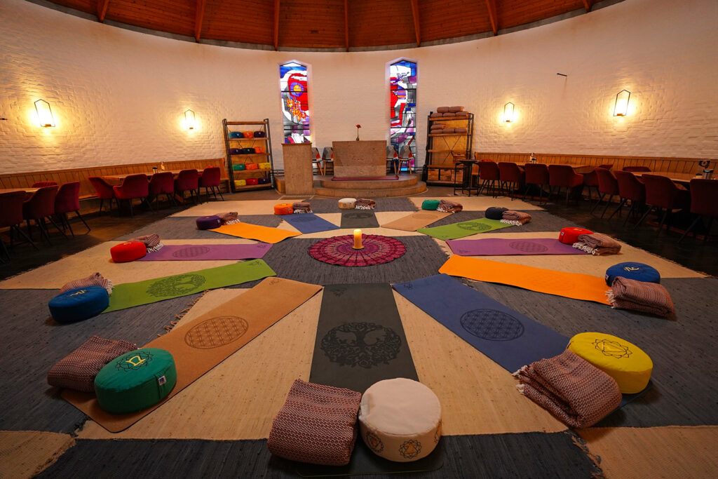 Yogamatten im Seminarraum Erfahrungsreich Kelheim