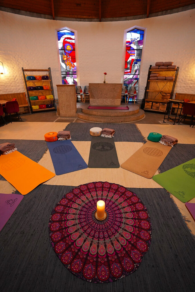 Yogamatten und Teppich im Seminarraum Erfahrungsreich Kelheim