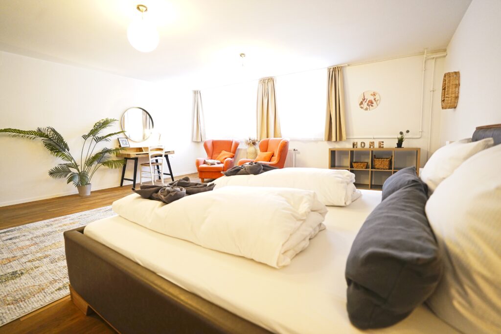Schlafzimmer mit Wohnbereich in der Ferienwohnung Erholungsreich in Kelheim