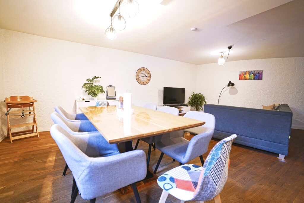 Esstisch und Wohnzimmer in der Ferienwohnung Erholungsreich in Kelheim