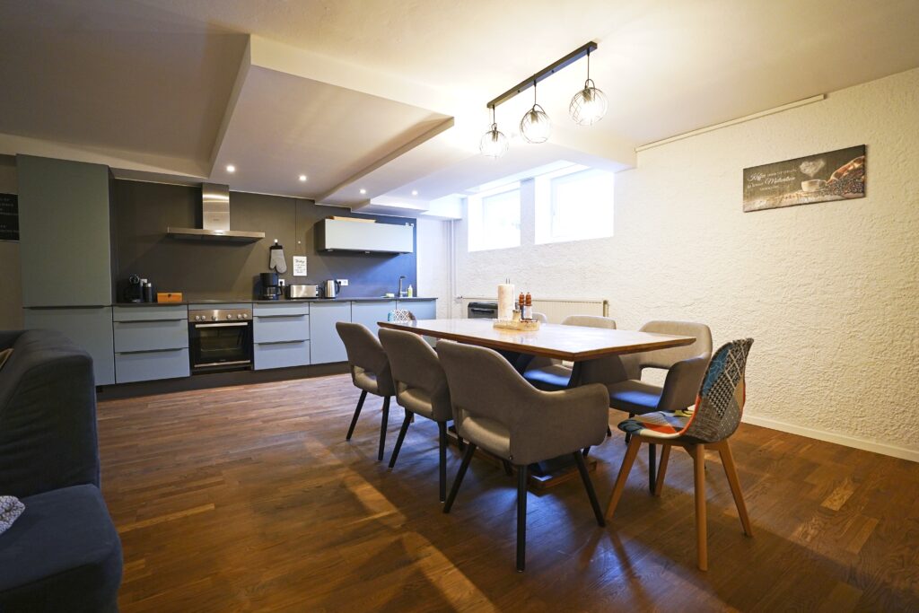 Esstisch und Küche in der Ferienwohnung Erholungsreich in Kelheim
