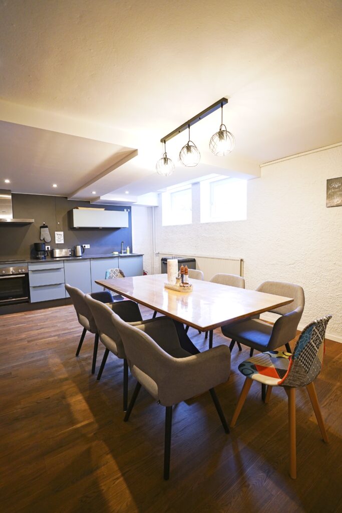 Esstisch und Küche in der Ferienwohnung Erholungsreich in Kelheim