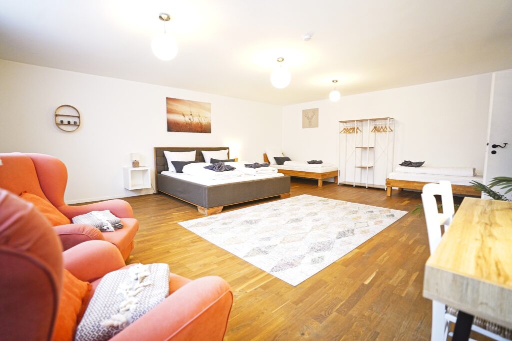 Schlafzimmer und Wohnbereich in der Ferienwohnung Erholungsreich in Kelheim