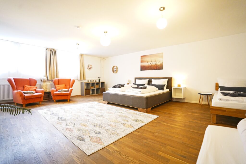 Schlafzimmer und Wohnbereich in der Ferienwohnung Erholungsreich in Kelheim