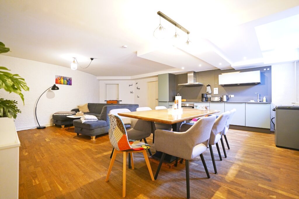 Wohnzimmer, Esszimmer und Küche in der Ferienwohnung Erholungsreich in Kelheim